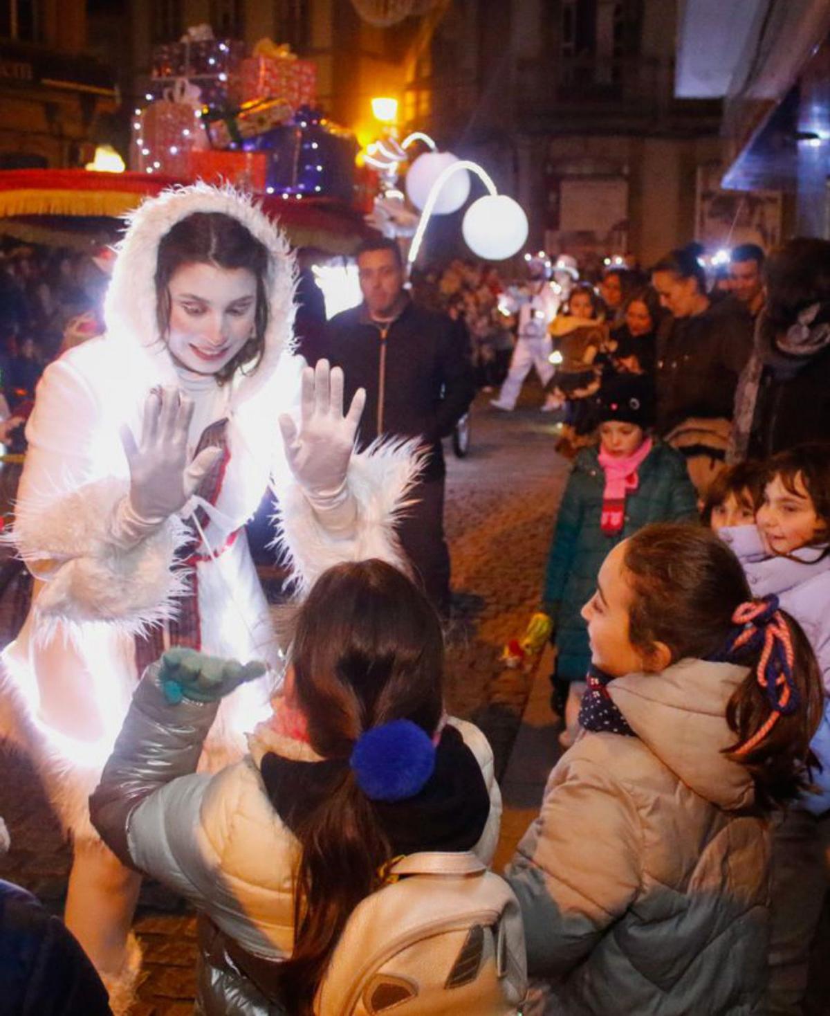 La animación de Troula en el pasacalles. |  // I. ABELLA