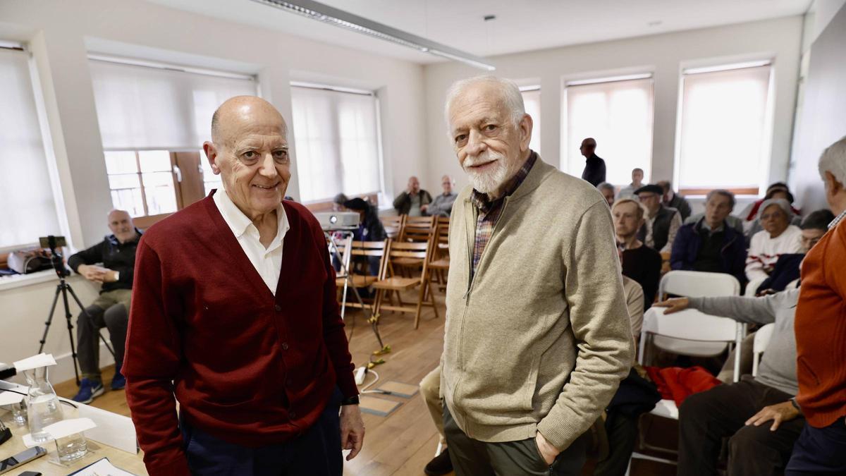 Juan José Tielve y Amadéu Benavente, en los instante previos a la charla en el Ateneo Obrero.