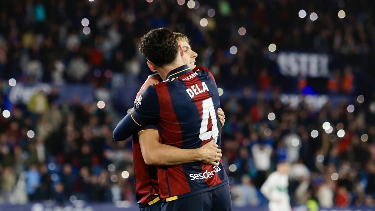 Dela abraza a Dani Gómez, autor del trascendental gol contra el Elche.
