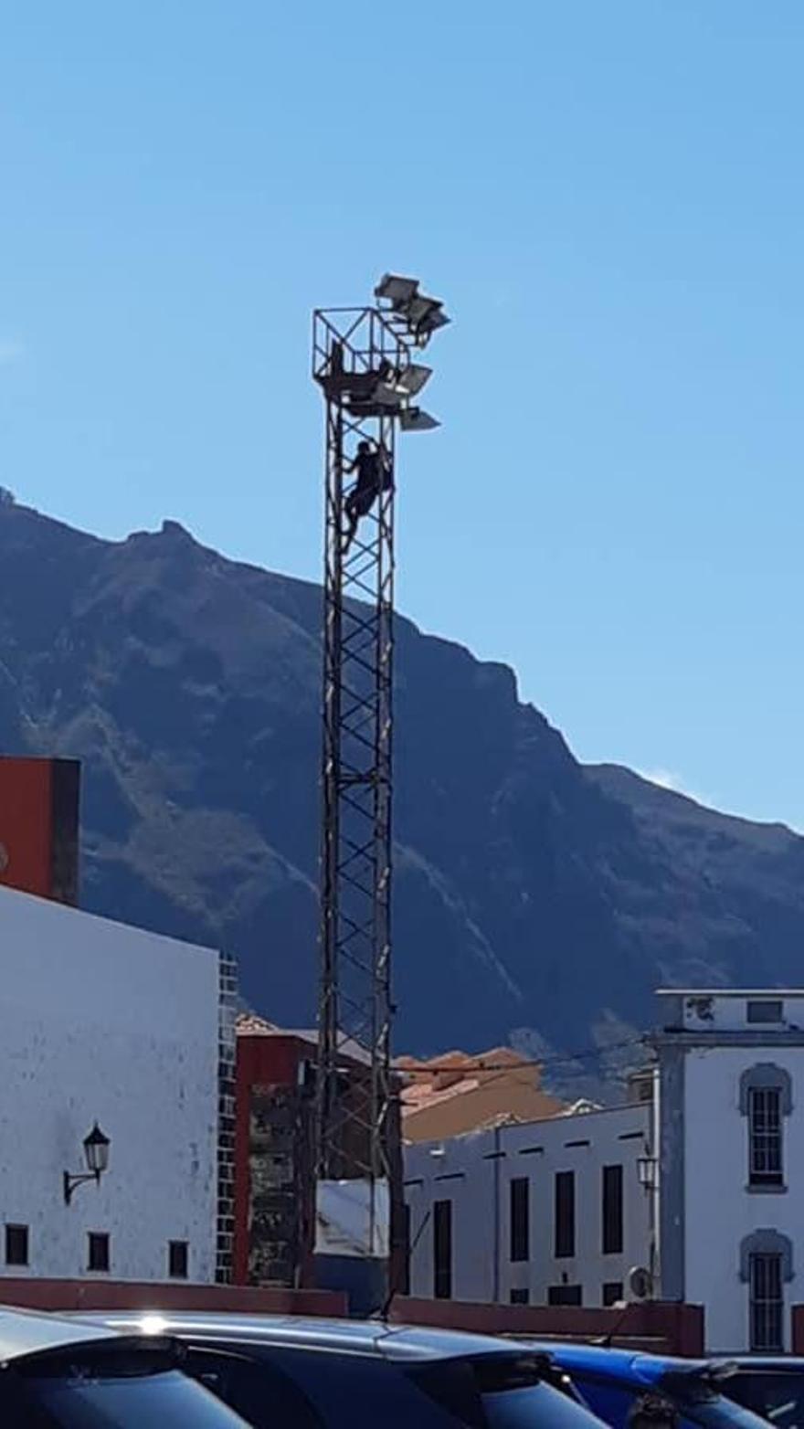 La torreta a la que se encaramaron tiene unos 15 metros de altura