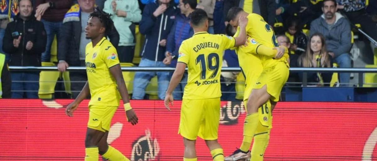 Yeremy Pino es felicitado tras marcar el primer gol del Villarreal ante el Real Madrid.