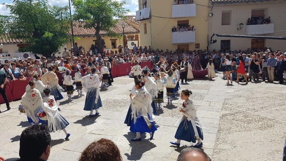 Acto del Retaule por las calles de Morella con la Dansa dels Torneros