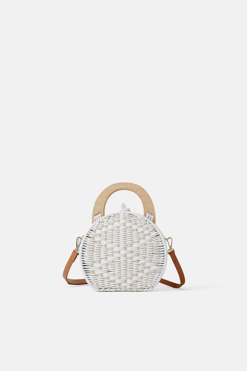 Bolso de mano blanco y natural de Zara. (Precio: 29, 95 euros)