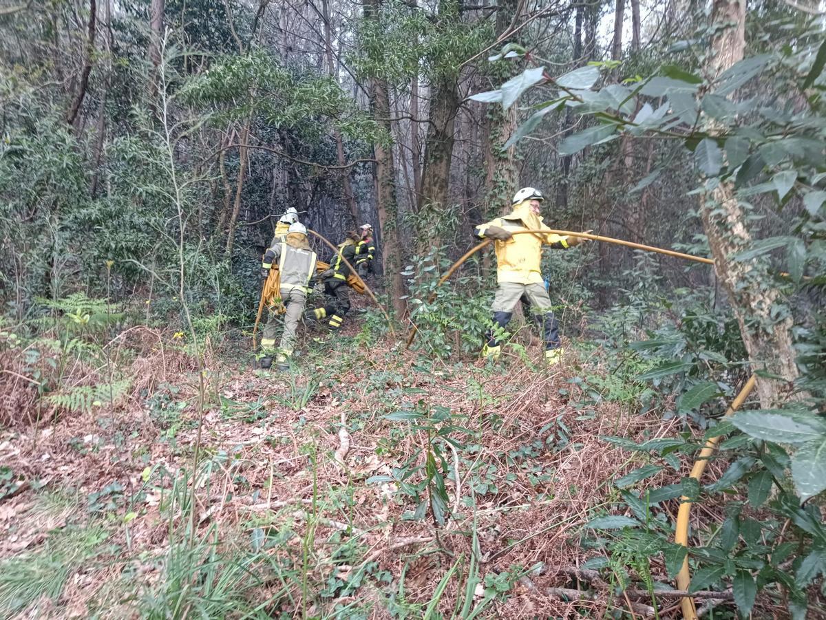 Agentes forestales trabajan en la zona del incendio, en Chapela.