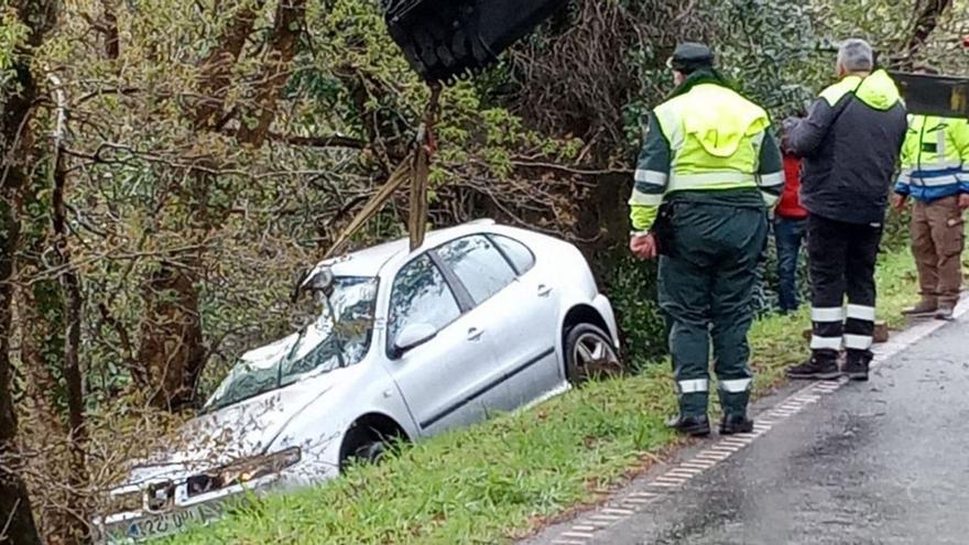 Herido el conductor de un vehículo que se salió de la vía y volcó en Sabrexo