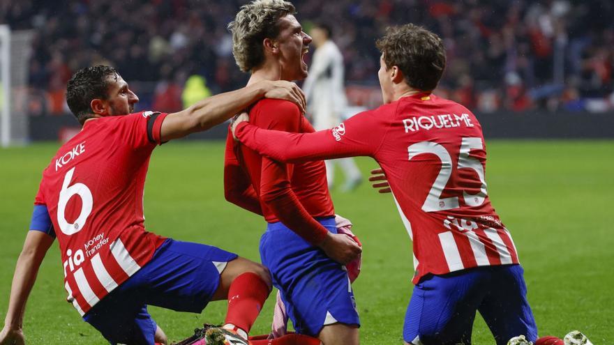 Koke y Riquelme celebran con Griezmann el gol decisivo en la prórroga. |  // EFE