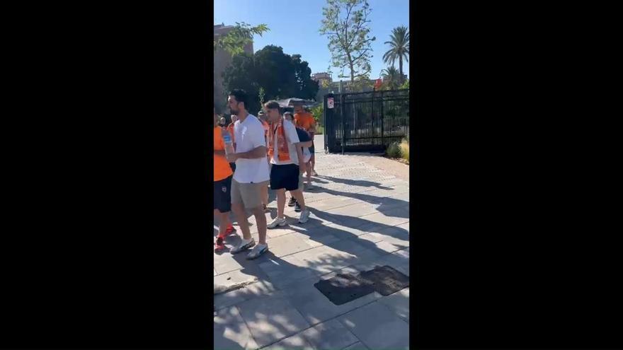 Centenares de personas guardan cola para acceder al Roig Arena