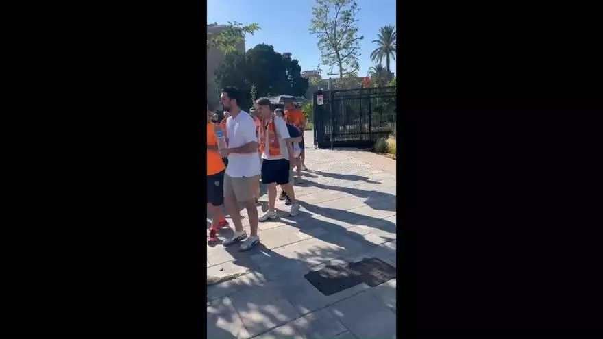 Centenares de personas guardan cola para acceder al Roig Arena