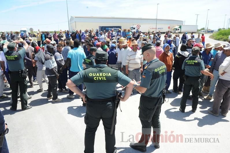 Protesta hortofrutícola en una empresa de El Raal