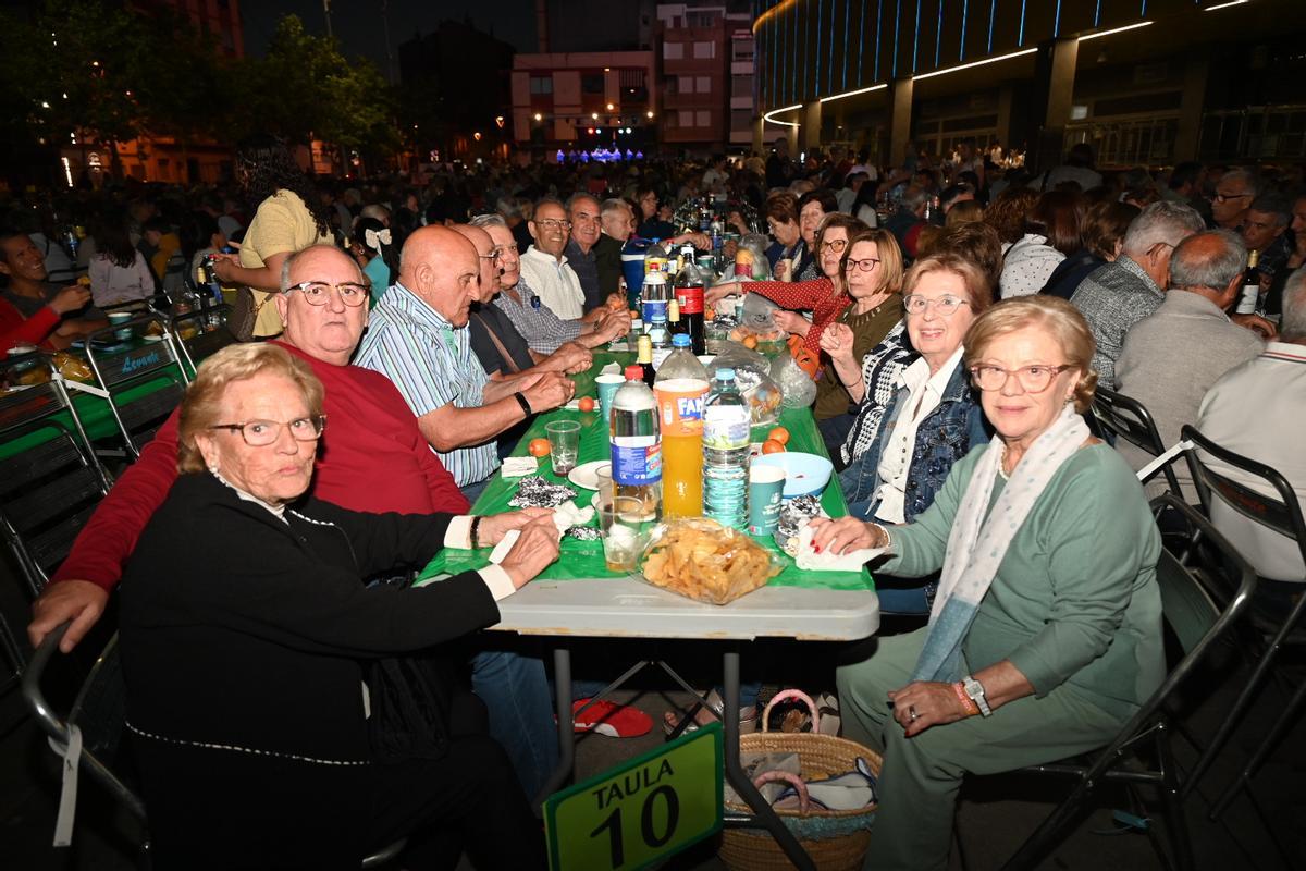 Fotogalería I La plaza del Estadio de la Cerámica, a rebosar en la macrocena de veinos de Sant Pasqual Fotogalería I La plaza del Estadio de la Cerámica, a rebosar en la macrocena de veinos de Sant Pasqual