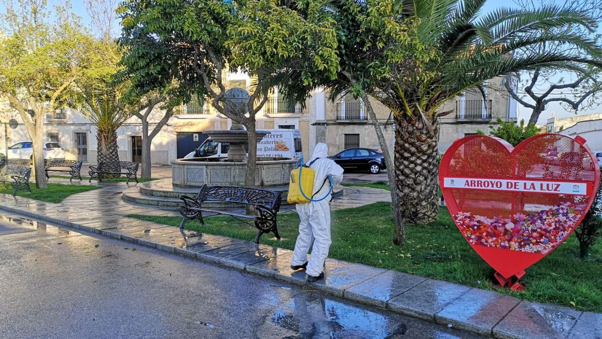 Uno de los operarios que desinfectó las calles del municipio.