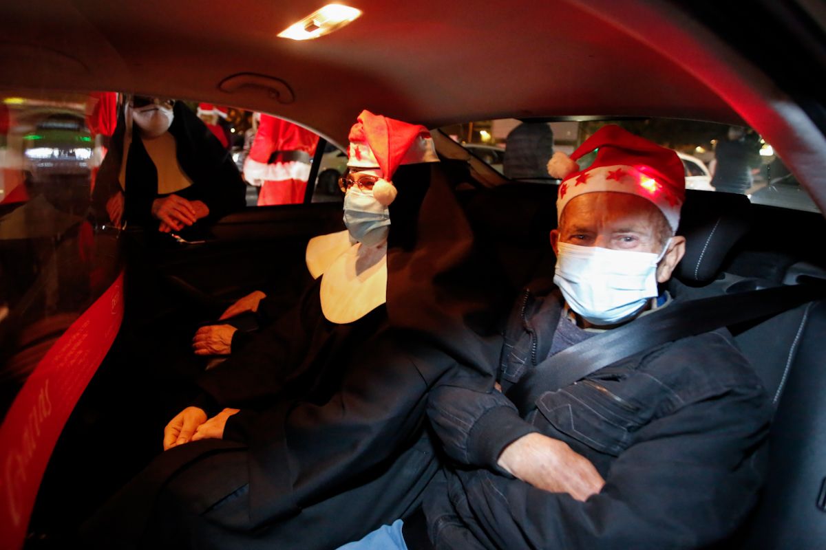 Los taxistas de Córdoba pasean a los mayores por el centro de Córdoba para que disfruten de la iluminación de Navidad