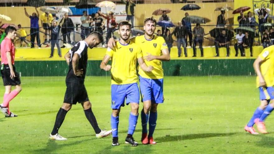 Los jugadores del Orihuela celebran el gol del empate a uno del partido de ida frente al Ceuta