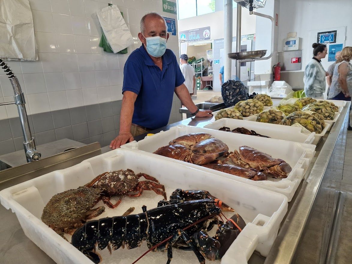 Centollo, bogavante y buey a la venta en el mercado vilagarciano, ayer.