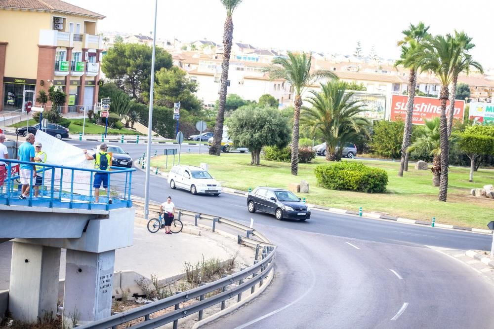 Manifestación en Orihuela Costa por su abandono