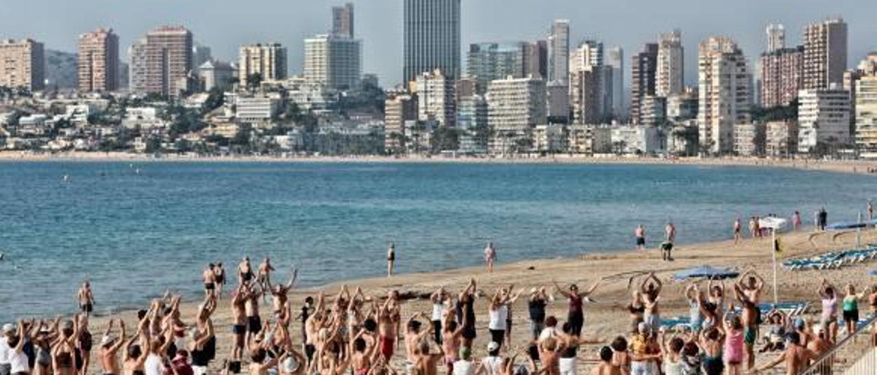 Un grupo de jubilados practica su gimnasia en Benidorm durante sus vacaciones del Imserso.