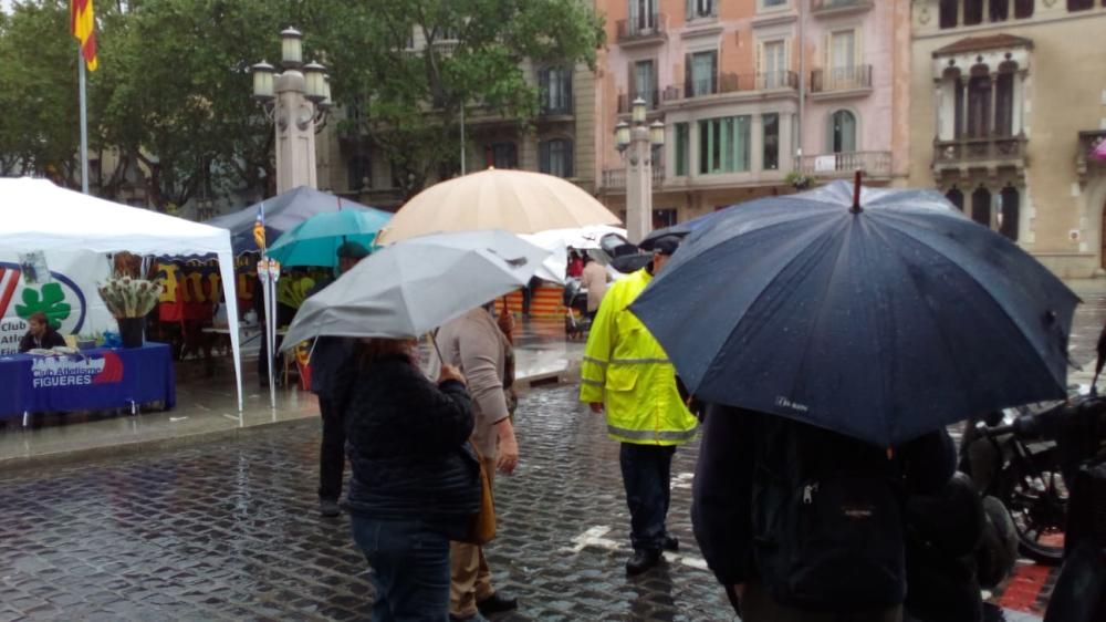 Sant Jordi marcat per la pluja a Figueres