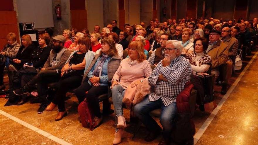Público asistente a la conferencia sobre sociedad y patrimonio en Club FARO. // J. Lores