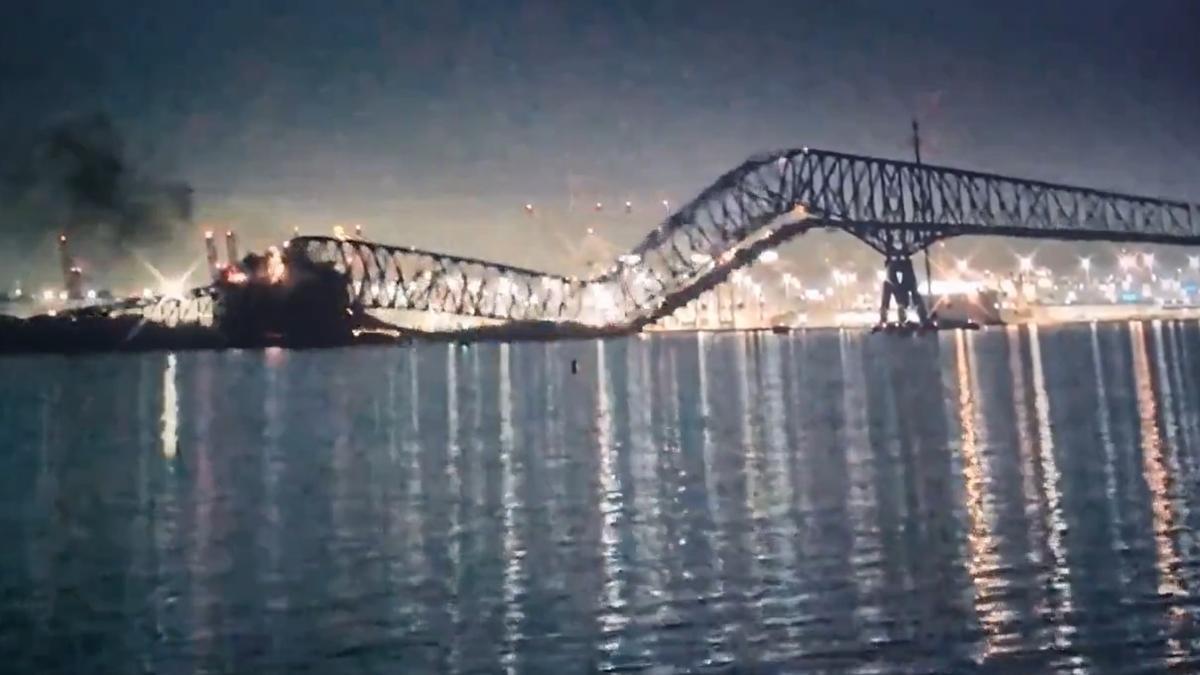 Un barco choca contra un puente en Baltimore y lo derrumba