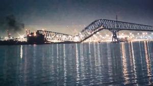 Un puente se derrumba tras la colisión de un barco en Baltimore.