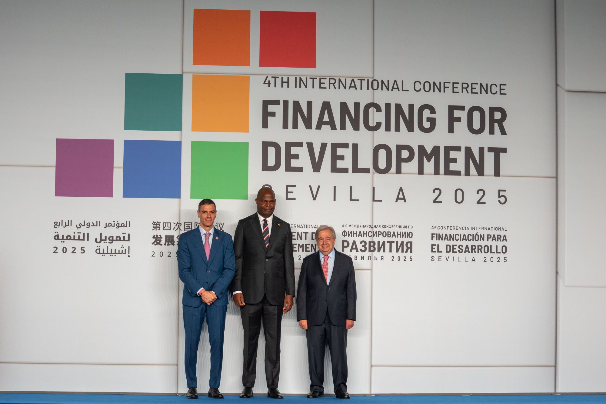El presidente del gobierno, Pedro Sánchez (i) y el presidente de la ONU, António Guterres (d) reciben a los mandatarios. A 30 de junio de 2025 en Sevilla, Andalucía (España). En el Palacio de Congresos y Exposiciones de Sevilla (FIBES) ha tenido lugar la foto oficial con los jefes de Estado y de Gobierno que participan en la IV Conferencia Internacional sobre la Financiación para el Desarrollo de la ONU. En este acto institucional, se da la bienvenida a los mandatarios que intervienen en esta cumbre global centrada en los retos económicos y financieros del desarrollo sostenible. 30 JUNIO 2025 Francisco J. Olmo / Europa Press 30/06/2025. ANTONIO  GUTERRES;PEDRO SÁNCHEZ PÉREZ-CASTEJÓN;Francisco J. Olmo;