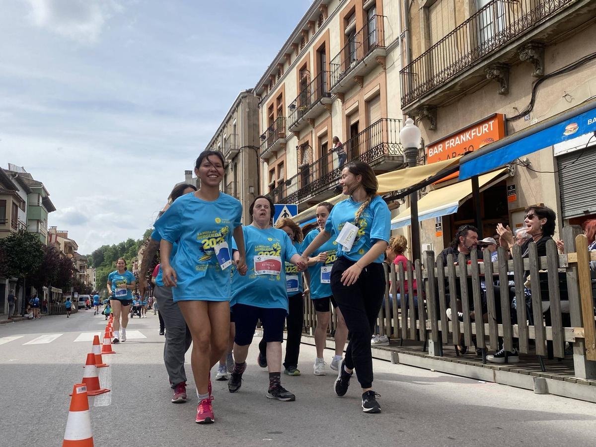 La cursa solidària impulsada per la Fundació la Llar omple de vida i col·laboració el centre de Gironella
