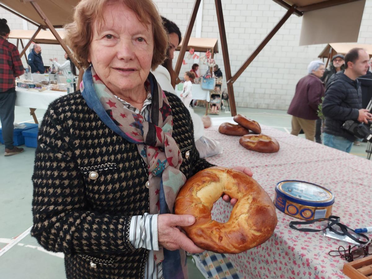 María Rodil posa con una de sus roscas.