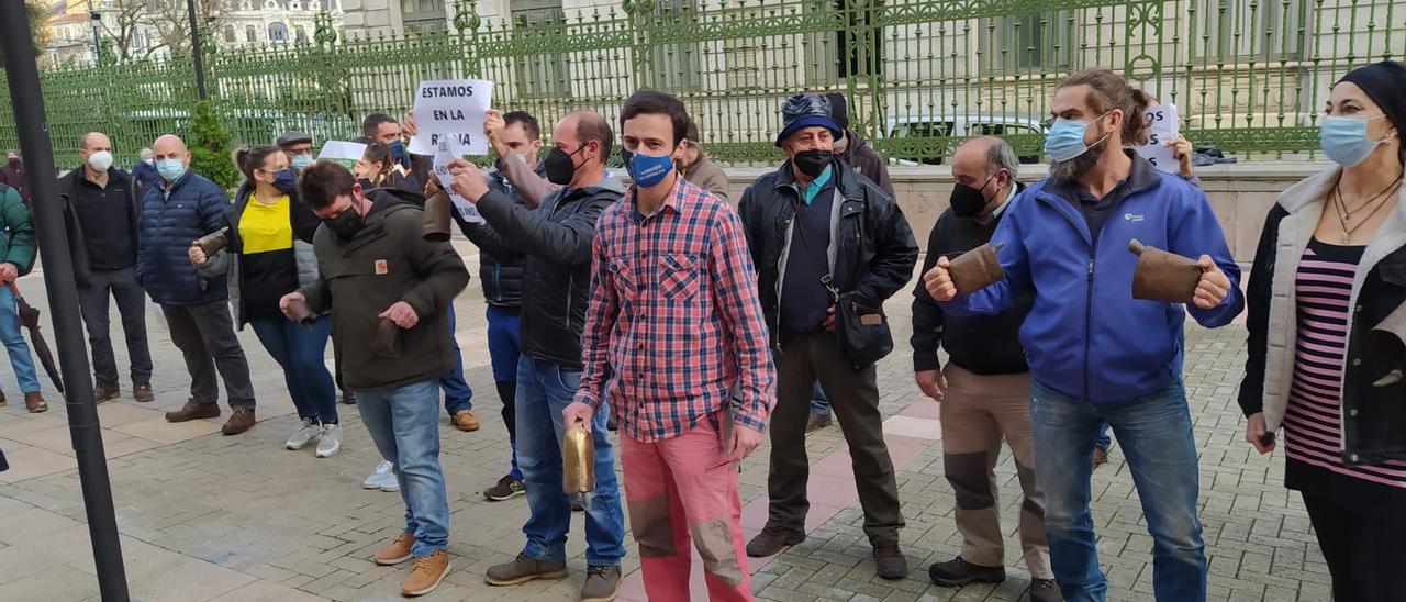 VÍDEO. Los ganaderos asturianos protestan con un cencerrada ante Presidencia