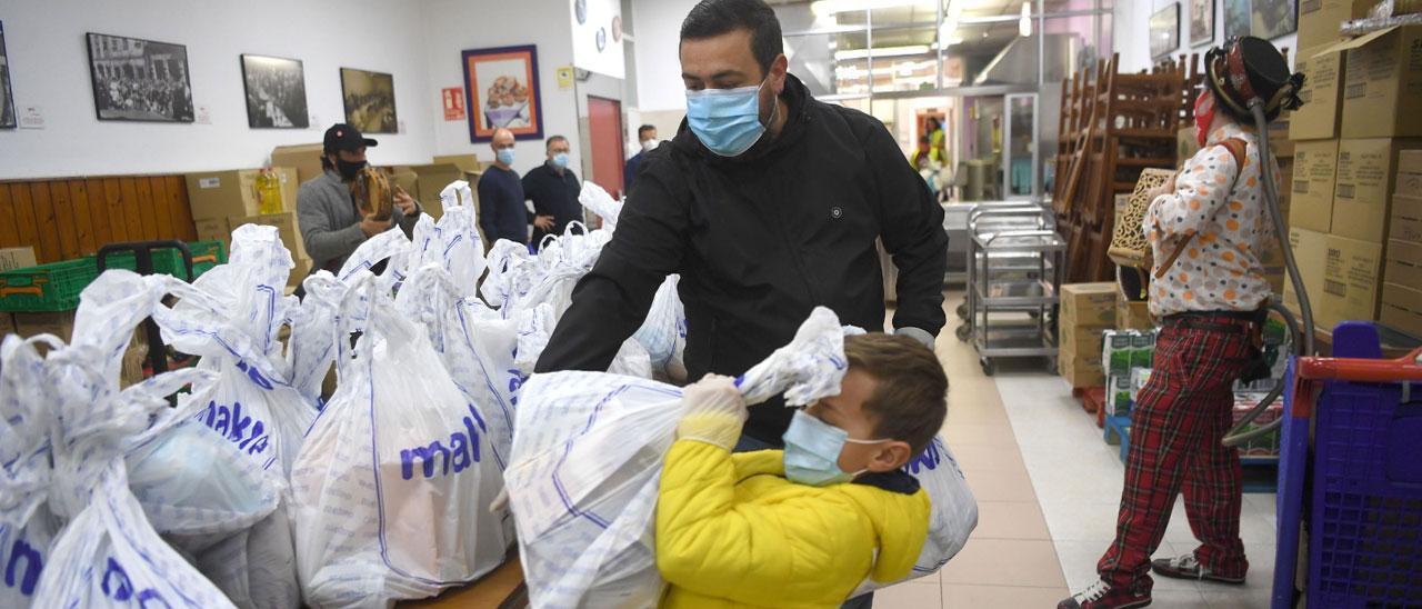 Reparto de comida en la Cocina Económica, en una iniciativa solidaria en 2020.