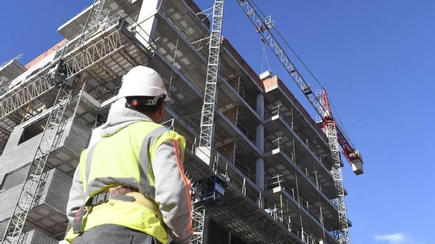 Un trabajador en una obra en Murcia.