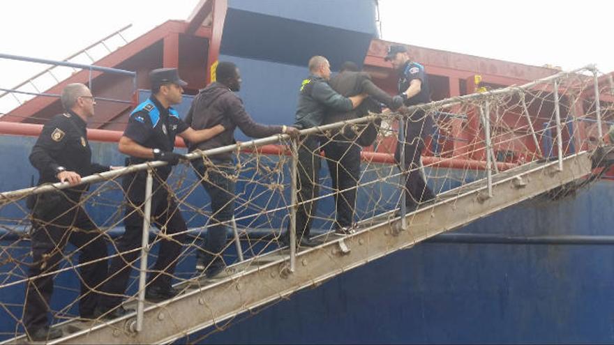 La policía devuelve a Mauritania a cuatro polizones que llegaron en barco