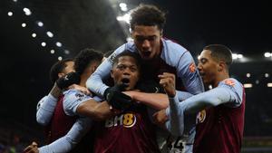 Los jugadores del Aston Villa celebrando el gol de Bailey