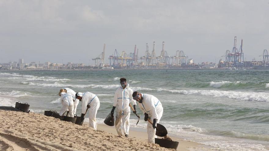 Capitanía Marítima revisa los buques que atravesaron la zona del vertido en Valencia y amplía la investigación al Puerto