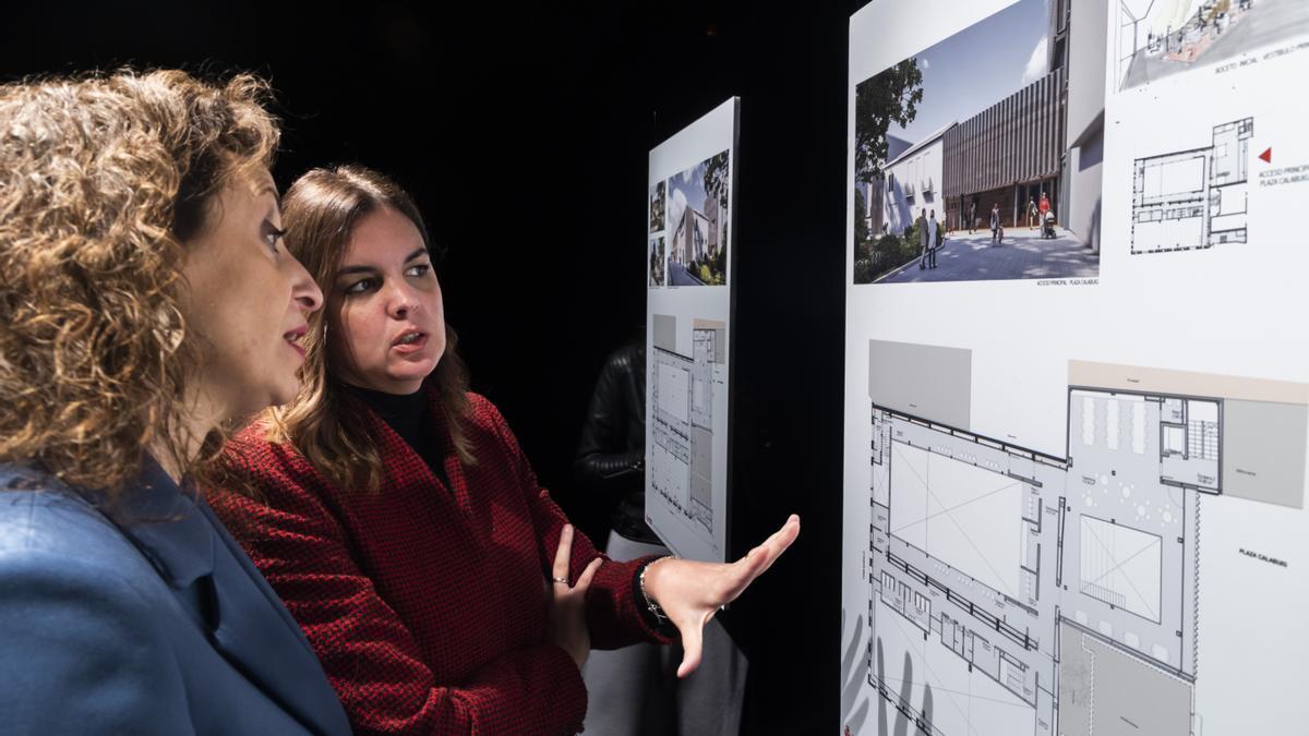 Maite Ibáñez y Sandra Gómez ante el plano del vestíbulo de la plaza Calabuig.