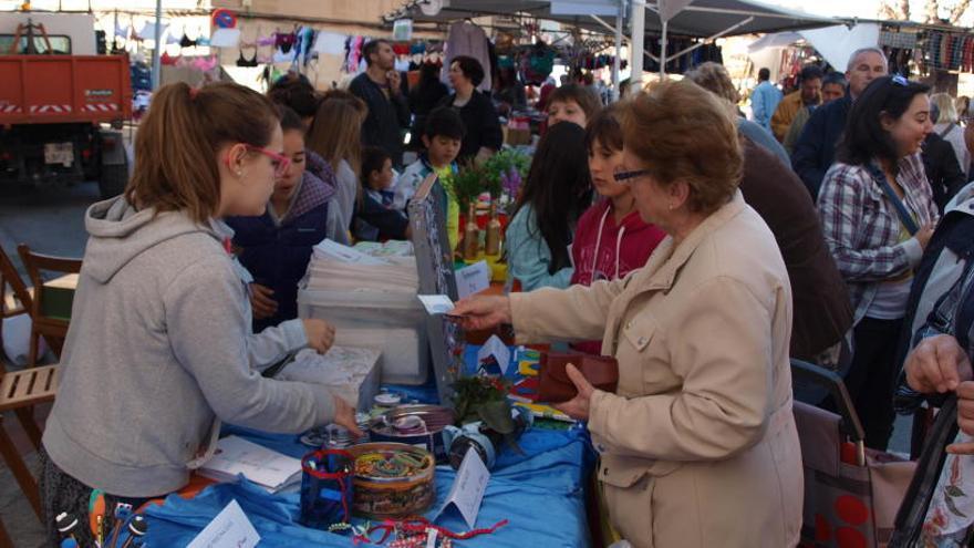 Escolars de Manresa venen els seus productes al mercat de la Font