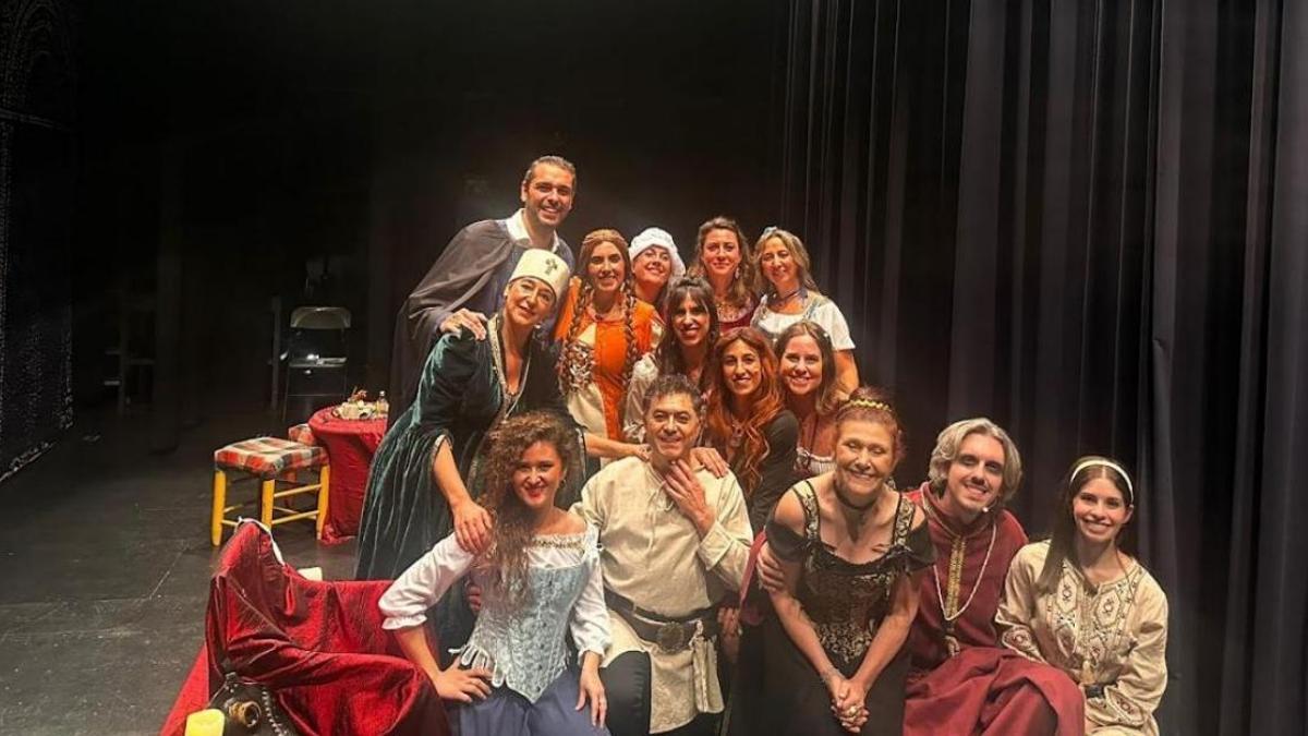 El grupo ha participado en diversos certámenes de humanización, ha realizado representaciones benéficas y ha compartido sus ensayos con la Unidad de Media Estancia del Servicio de Salud Mental del Área de Talavera de la Reina