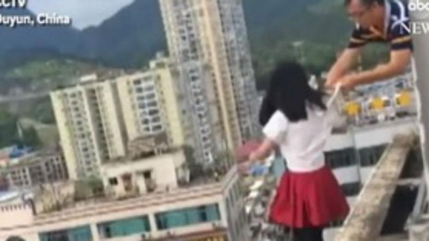 Un profesor, héroe en China tras impedir el suicidio de una alumna