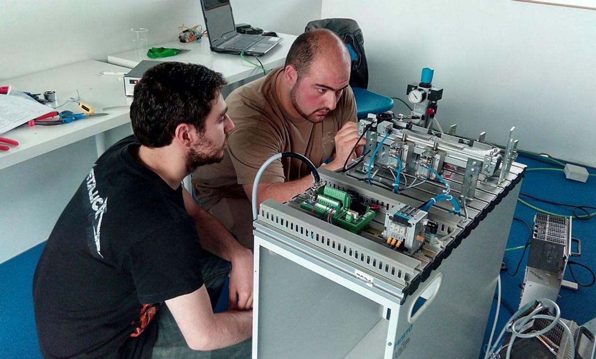 Dos alumnes de Formació Professional en una fotografia d’arxiu. | EUROPA PRESS