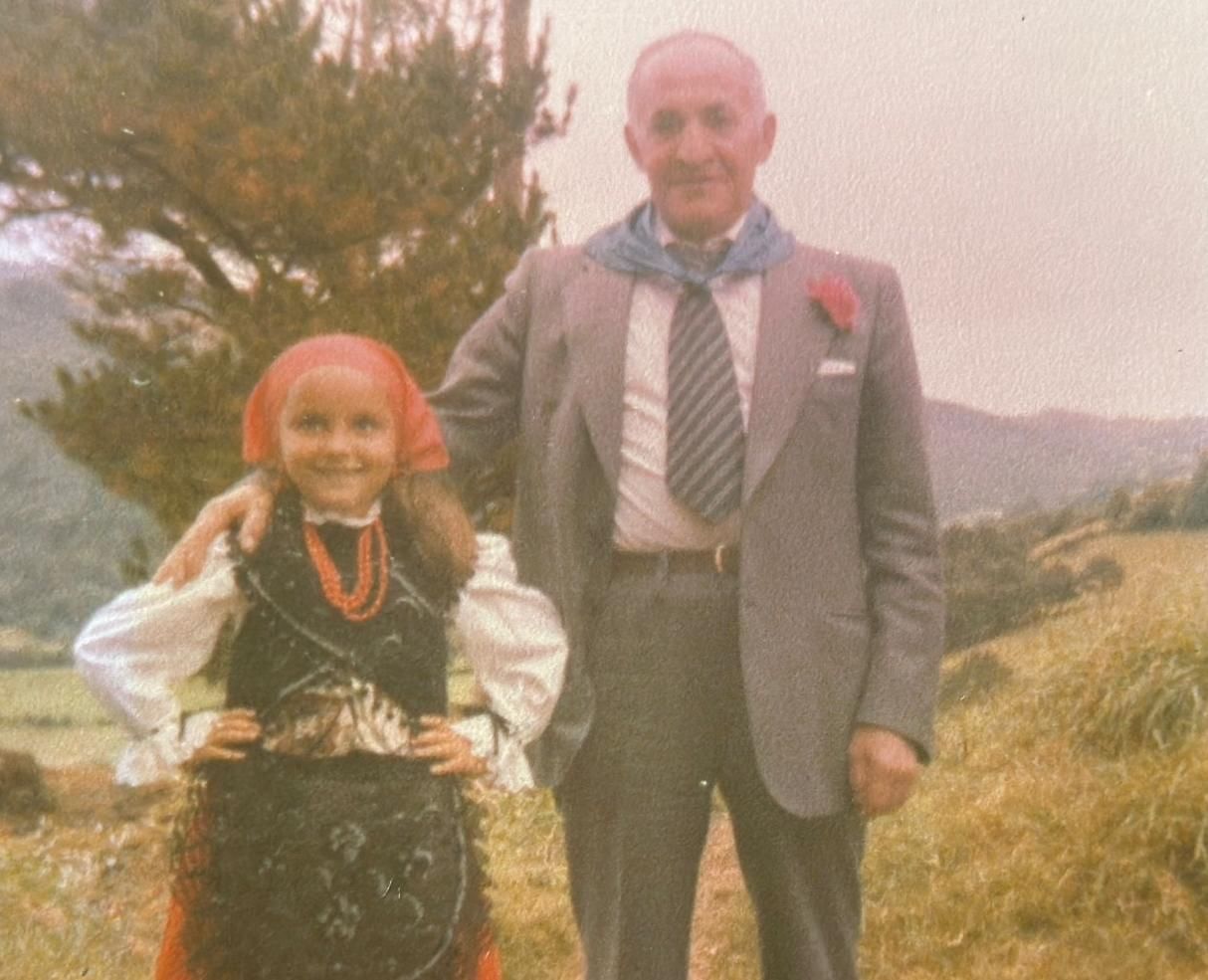 Inma Riesgo junto a su abuelo Ladislao Riesgo, en su primera Vaqueirada en Aristébano