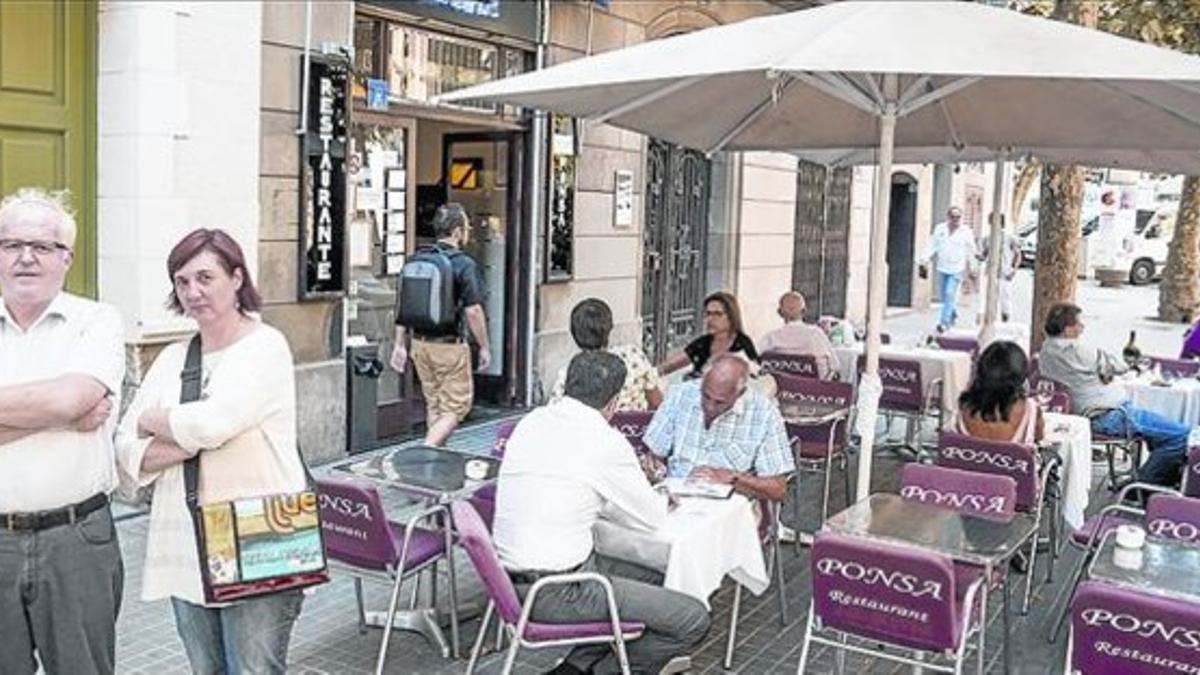 Los vecinos Lídia Rubiés y Josep Maria Alcoberro frente a una de las 50 terrazas de Enric Granados, ayer por la tarde.