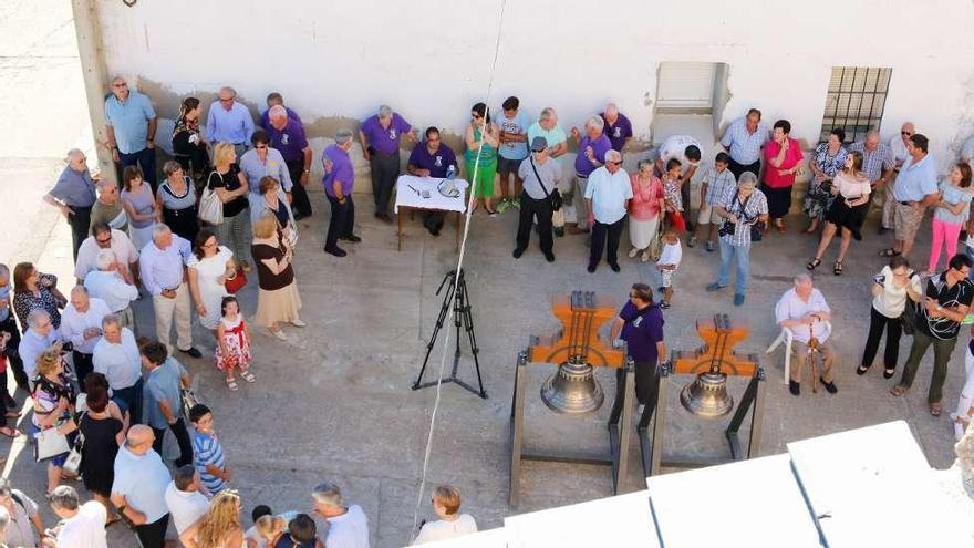 Decenas de personas acompañan a Enrique Prieto durante el homenaje.