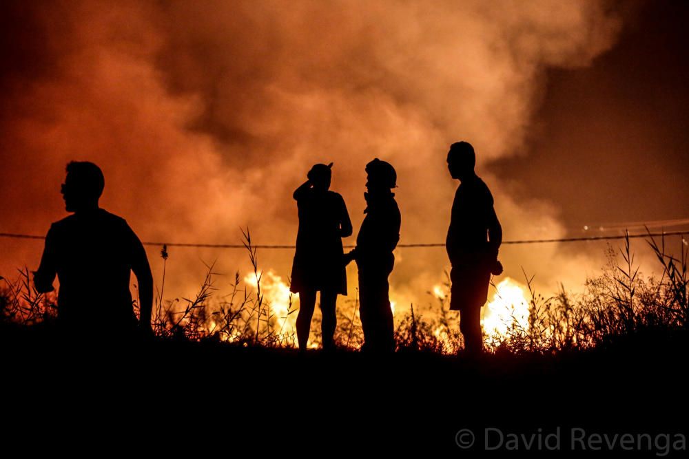 Desalojan a centenares de personas en Xàbia por un incendio que avanza sin control