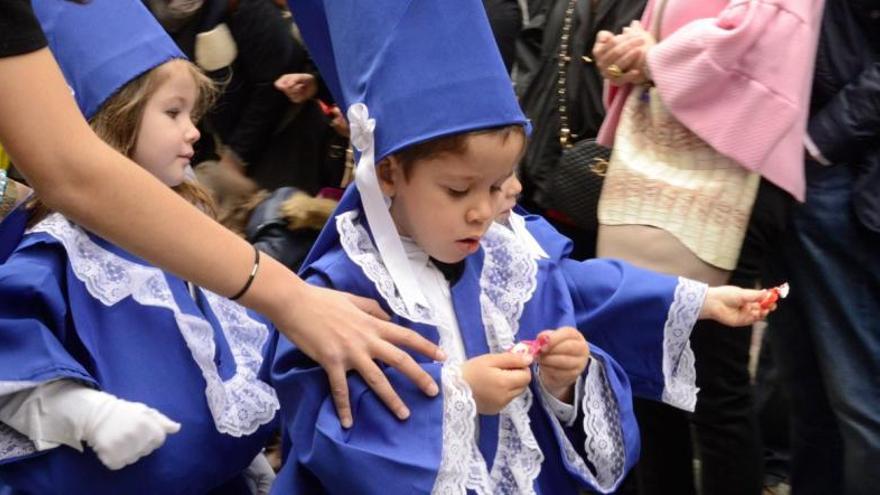 Los niños de Maristas han disfrutado repartiendo caramelos