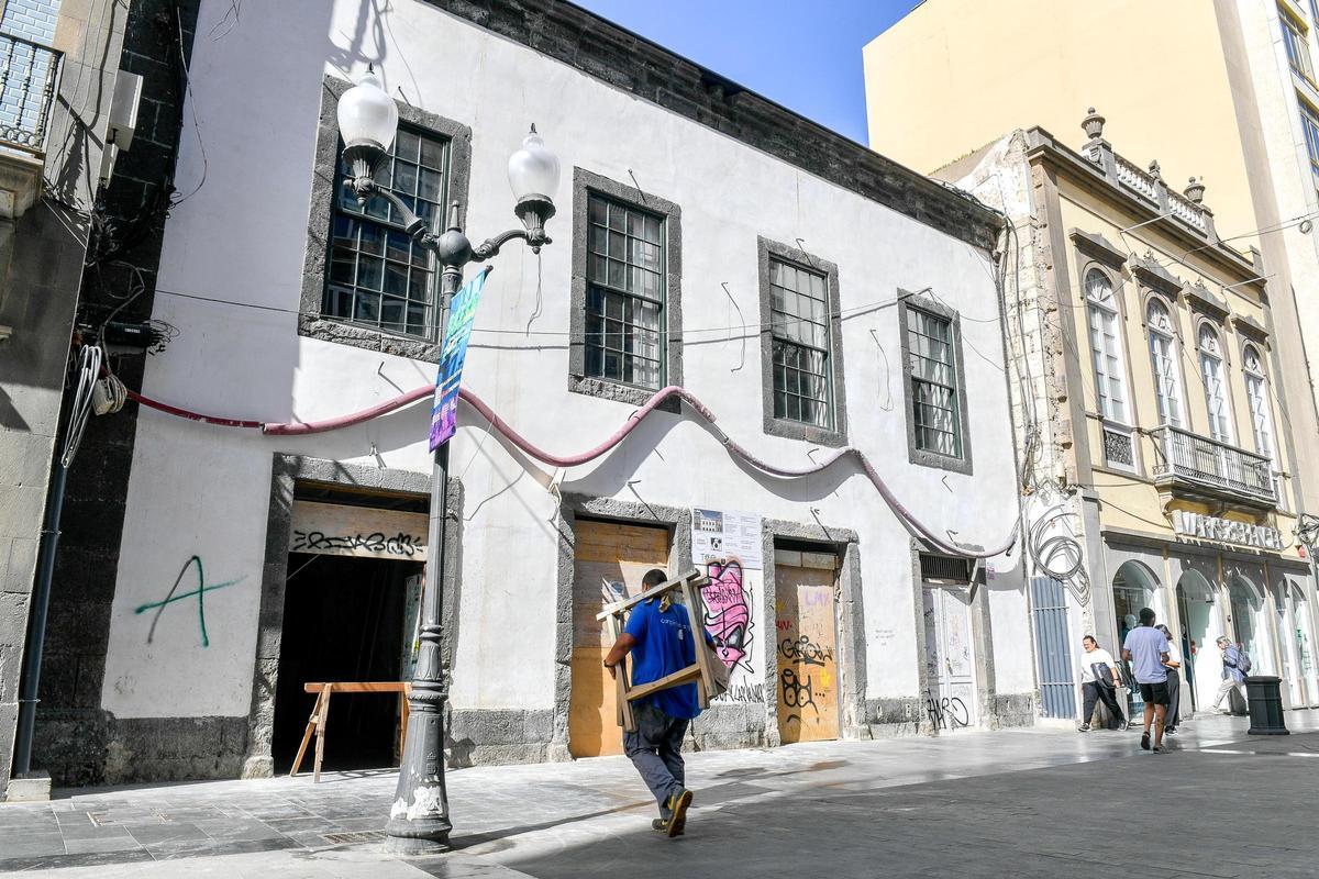 Un operario entra en el edificio.