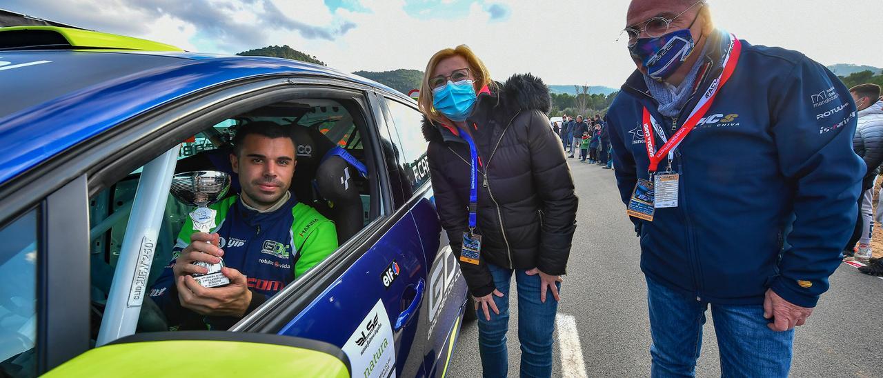 El burrianense Ferran Cabrera posa en su vehículo con la copa de campeón.