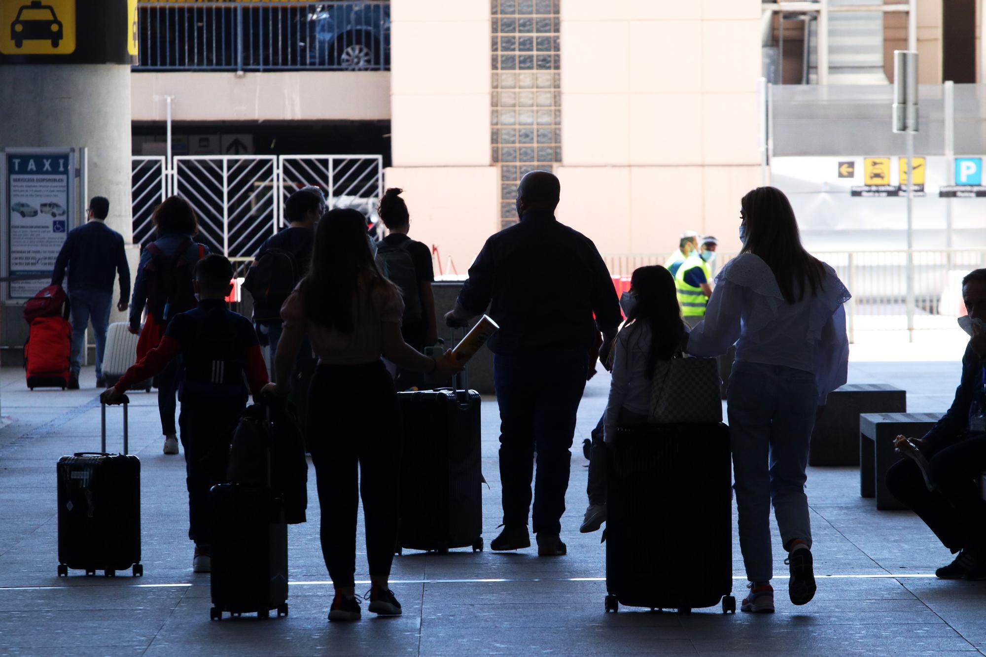 Turistas llegan al aeropuerto de Málaga el lunes 24 de mayo, tras relajarse las restricciones