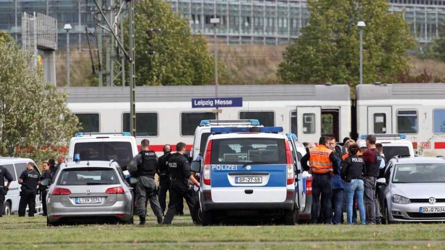 Agentes de la Policía alemana en la estación.