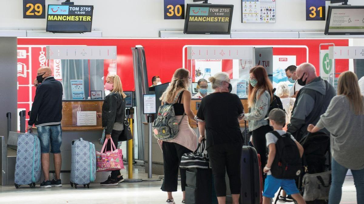 Viajeros en una aeropuerto británico, obligados a guardar cuarentena si viajan a Canarias en semáforo ámbar de covid-19.