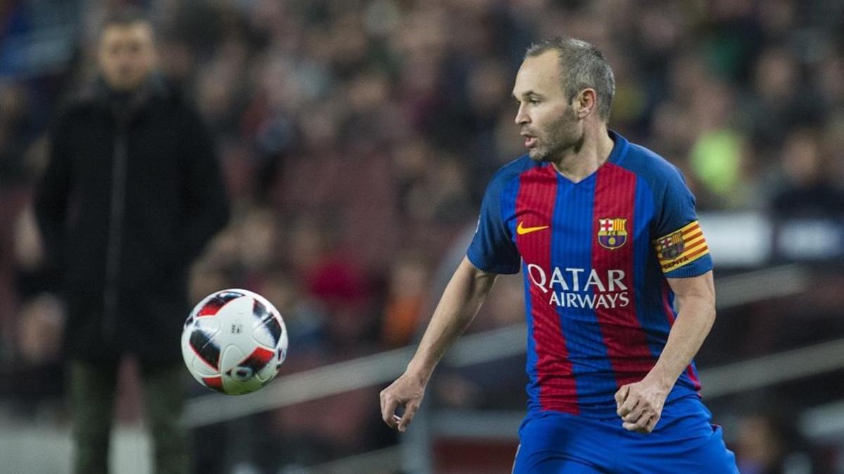 Iniesta controla el balón en el Camp Nou.