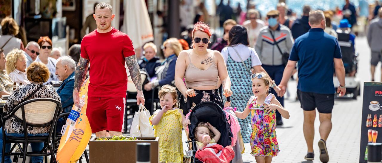 Una familia británica vuelve de la playa al hotel en Benidorm la semana pasada